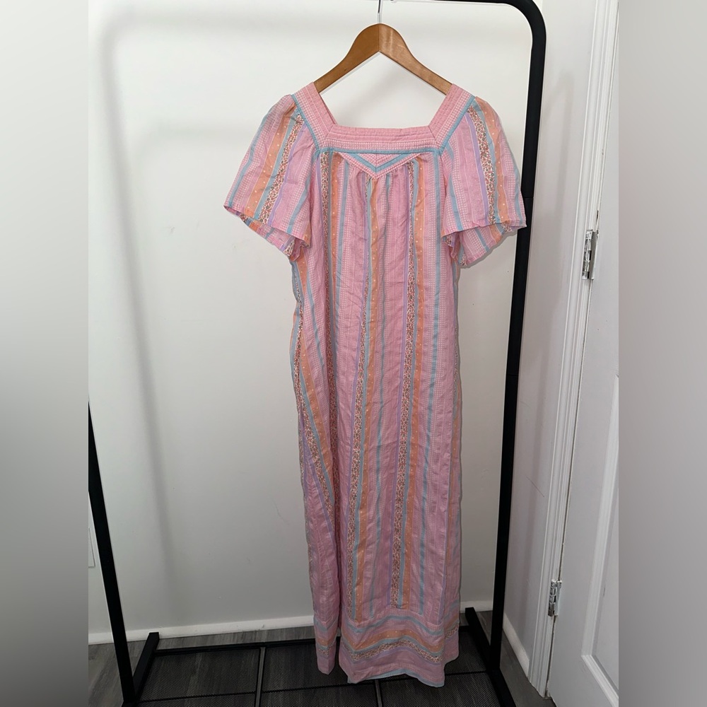 Vintage 1970s Boho Tiffany cotton lounge dress pastel pink and blue floral